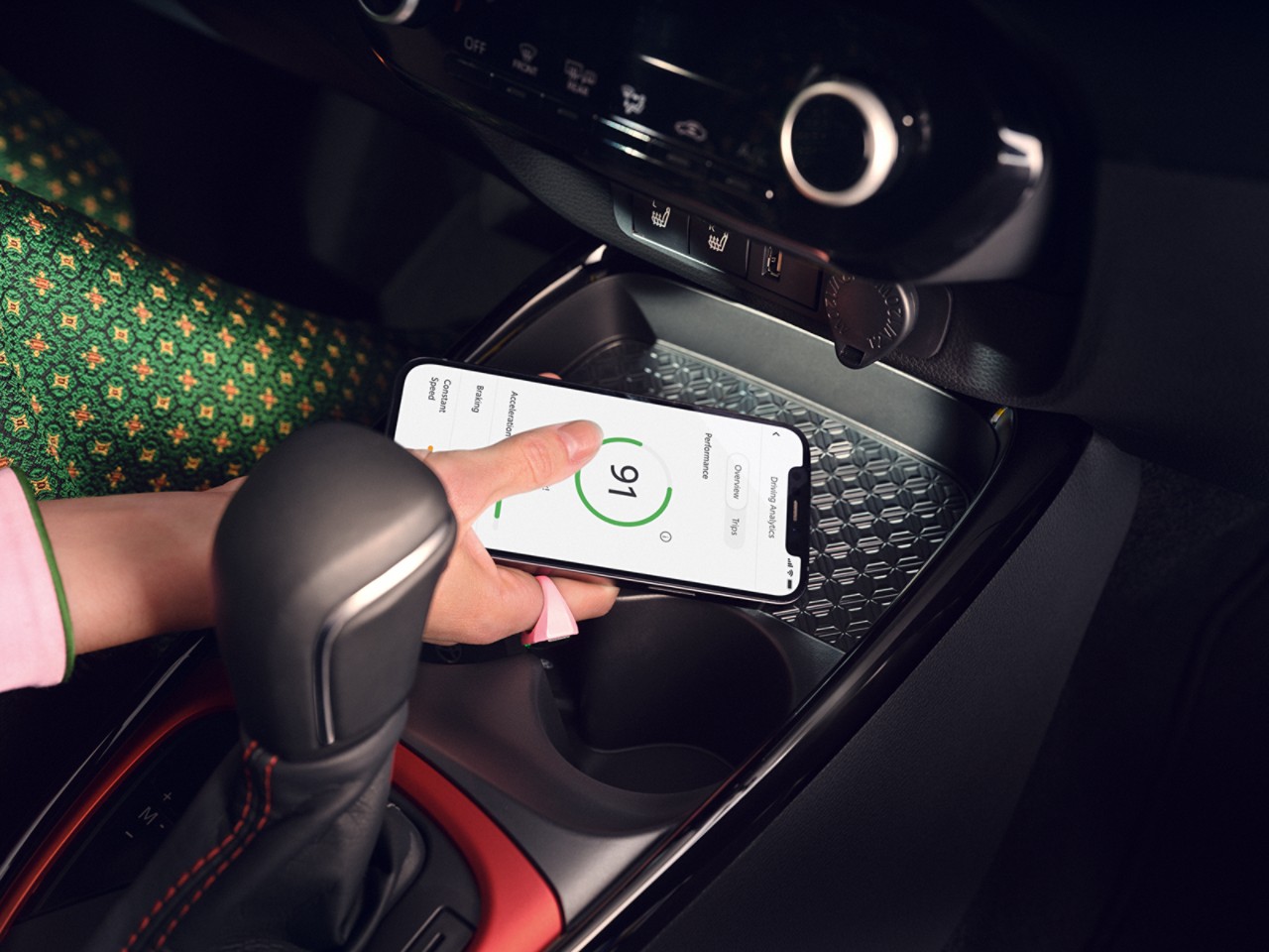 Femme tenant son téléphone avec application