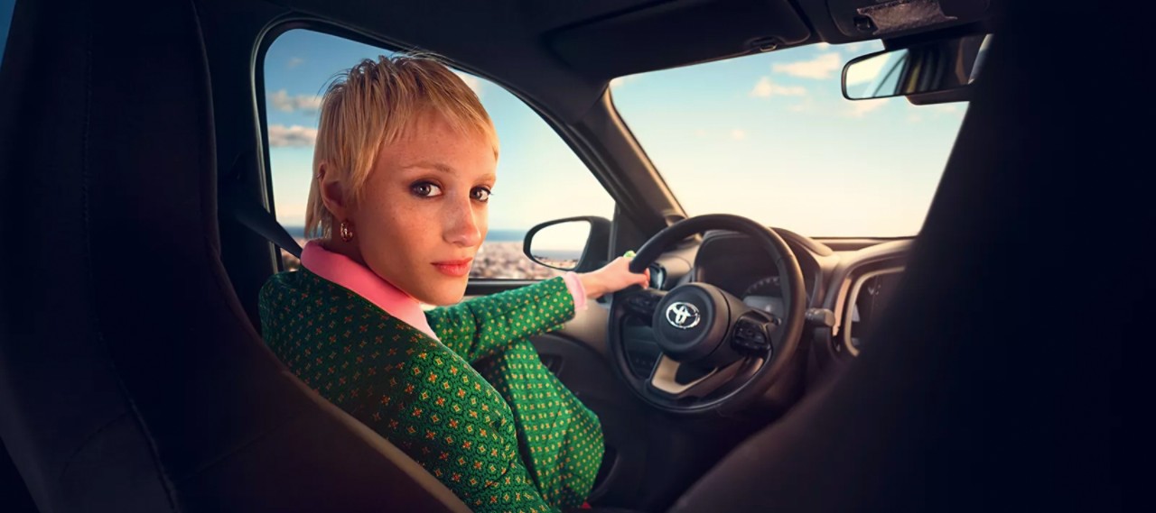Femme dans une Yaris 