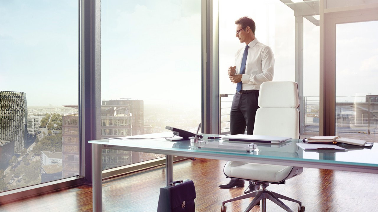 homme sans un bureau