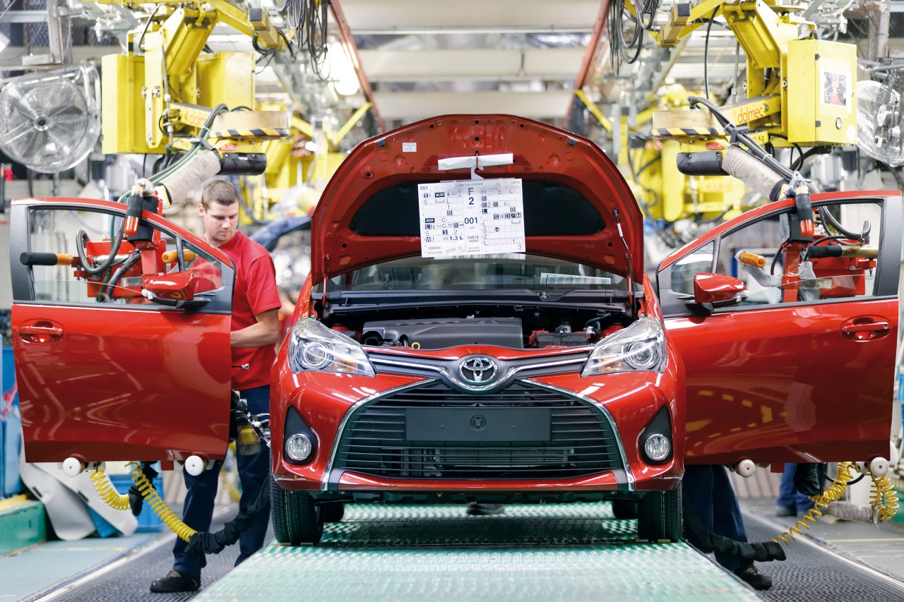 Assemblage Toyota Yaris rouge usine