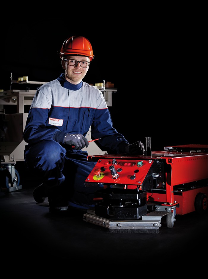 Romain avec sa boîte à outils rouge