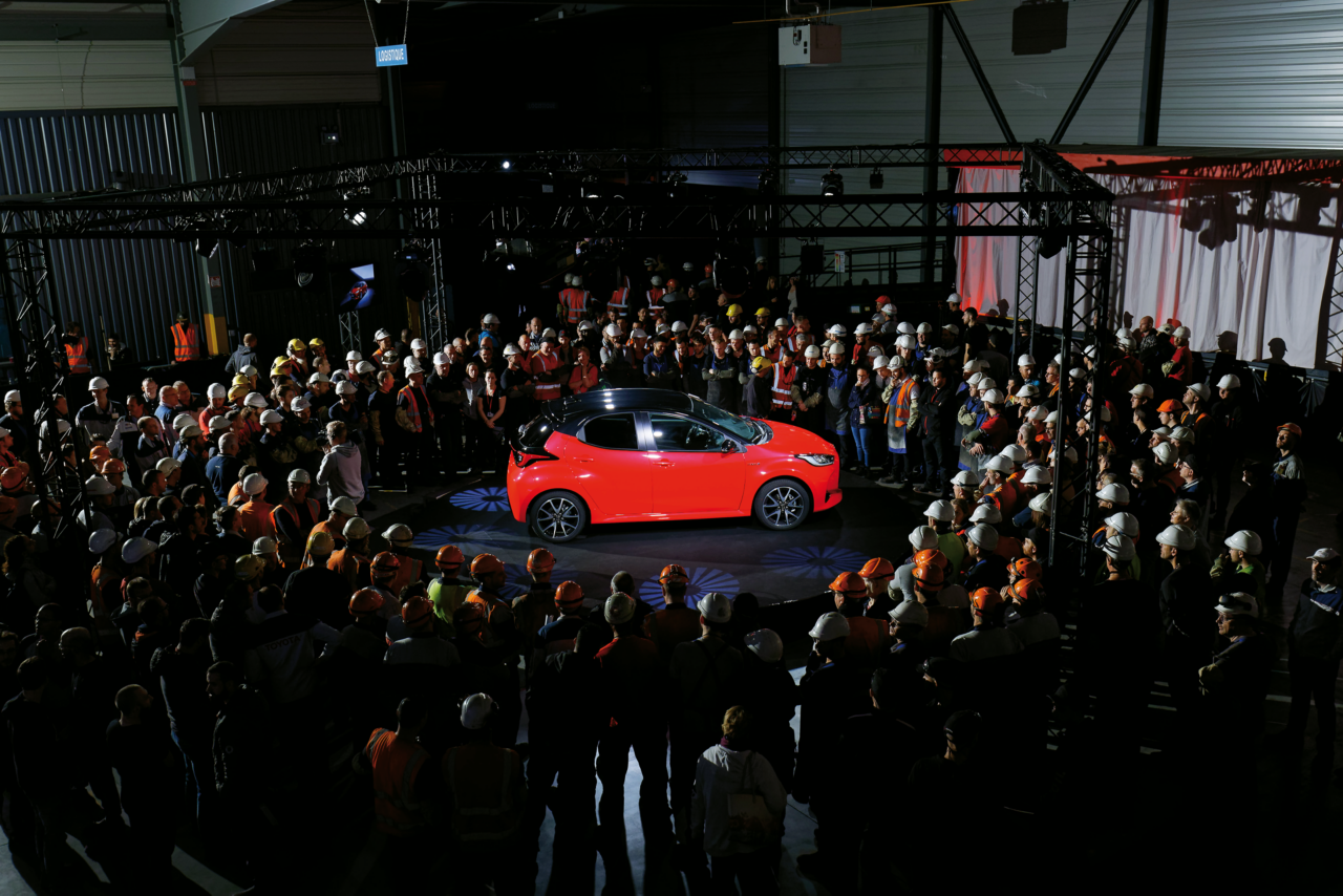 Présentation Yaris rouge aux employés