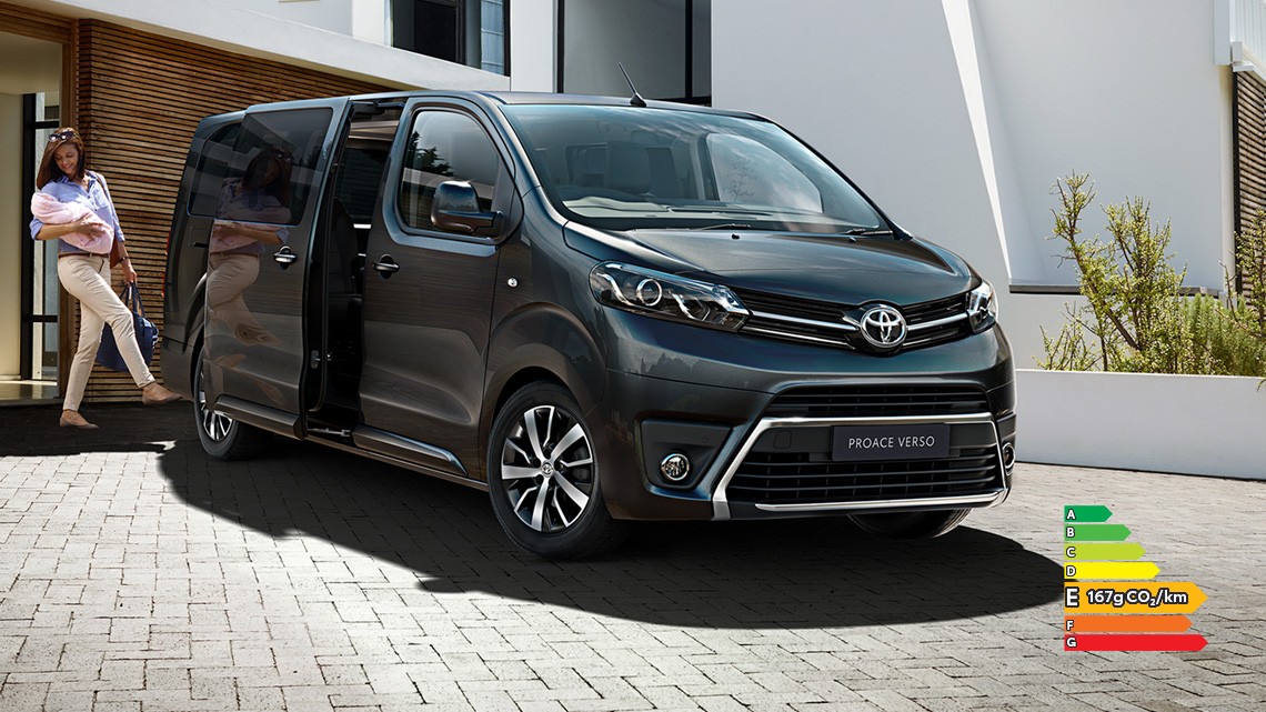 TOYOTA PROACE VERSO devant une maison