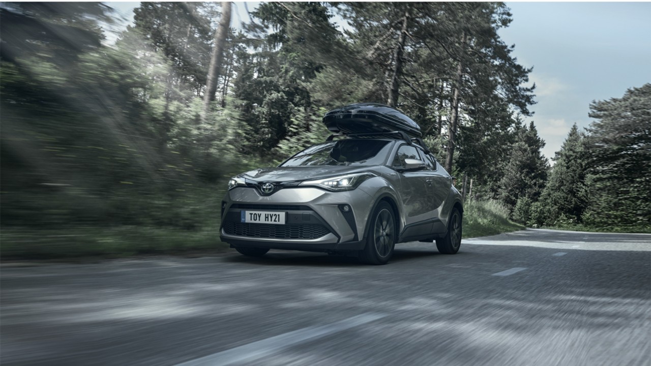 Toyota c-hr dans une route