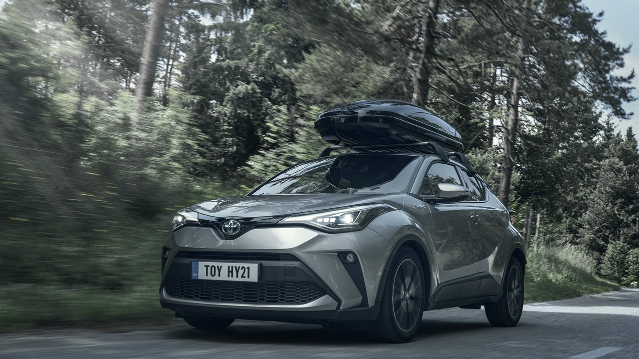 Toyota c-hr dans une route