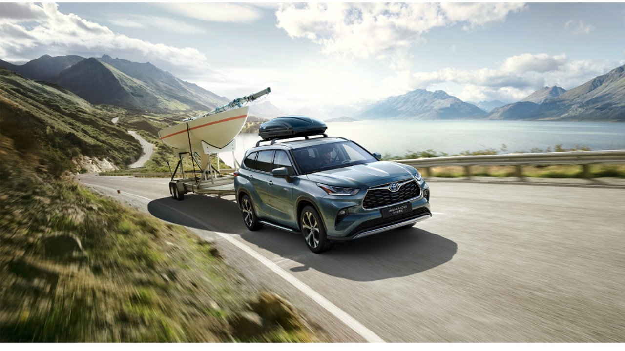 Toyota Highlander remorquant un bateau