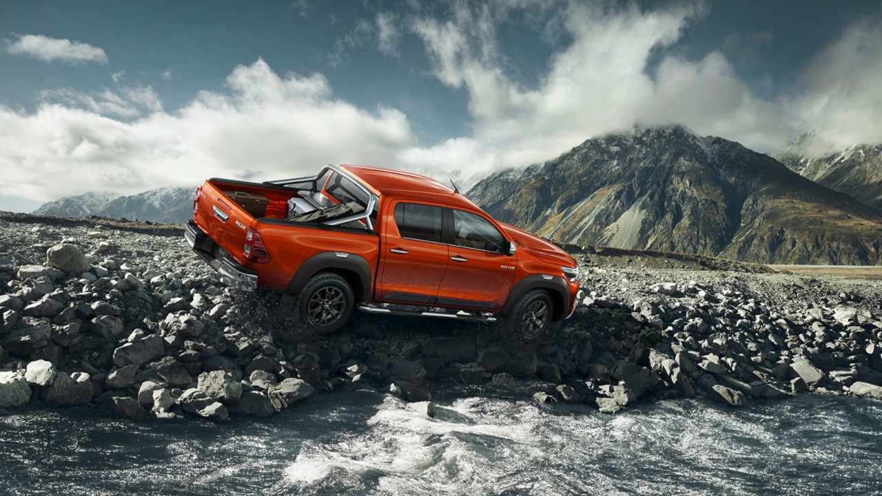 Toyota Hilux dans les montagnes