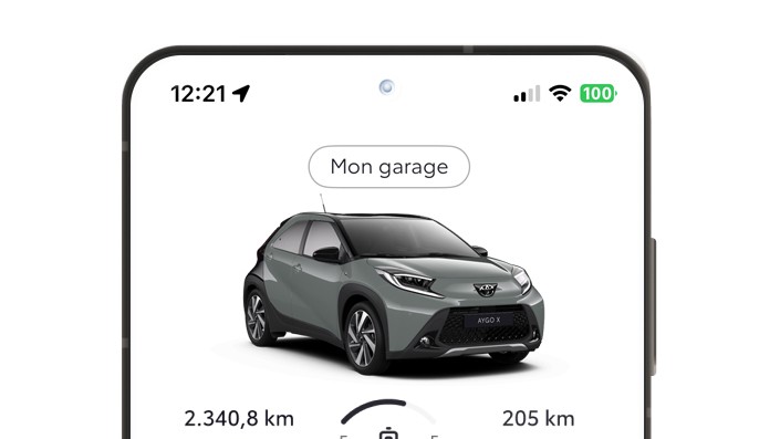 Un smartphone affiche la page Mon garage de l’application MyToyota. Un code QR et des liens de téléchargement sont positionnés à côté du téléphone.