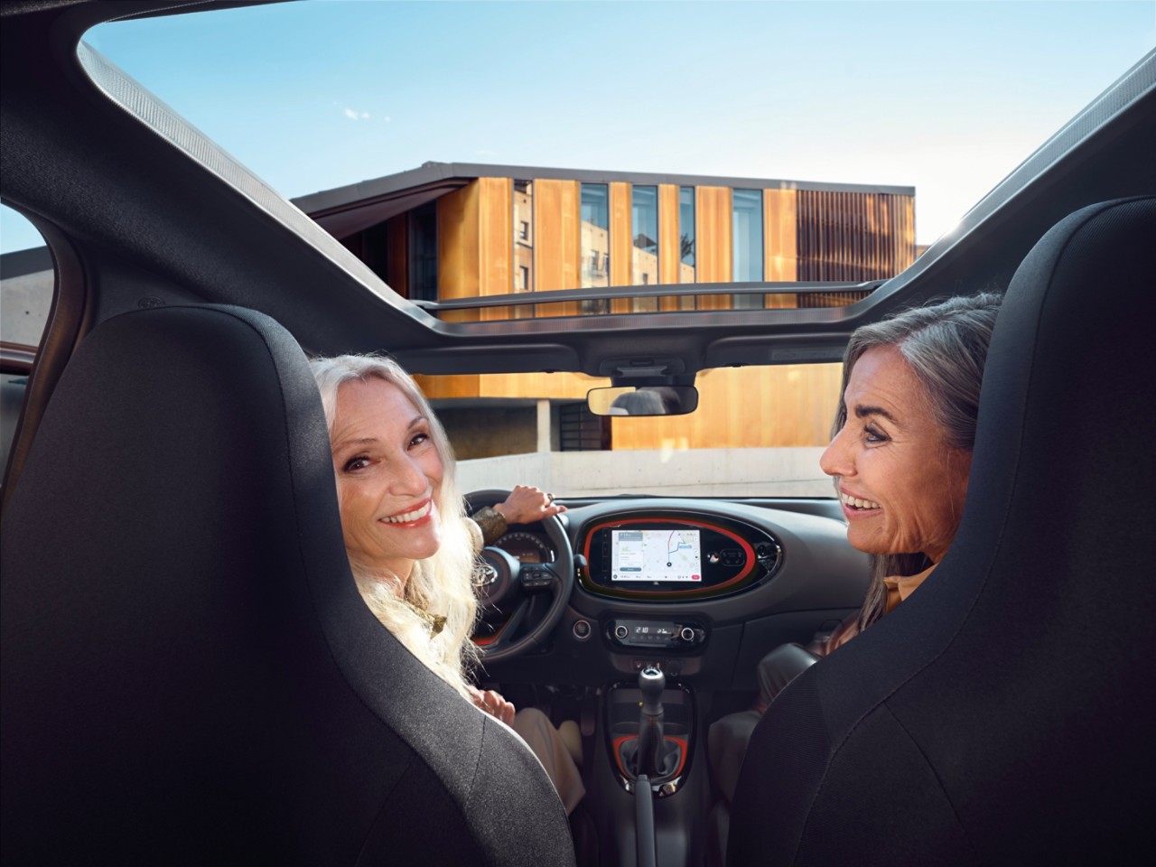 Aygo X Air Rouge Piment, femmes à l'intérieur