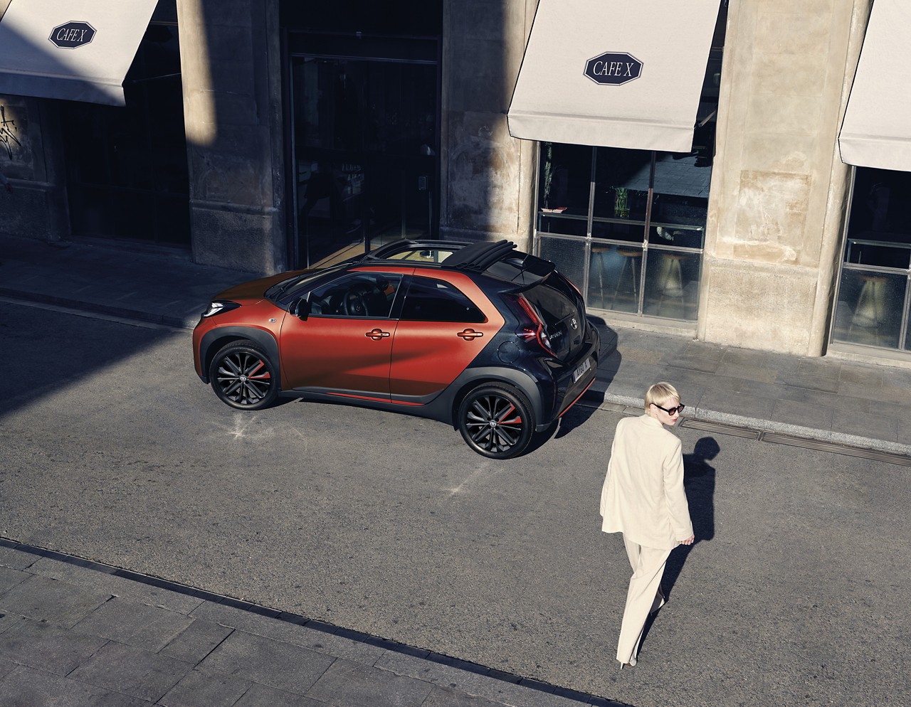 Aygo X Air Rouge Piment lifestyle avec femme