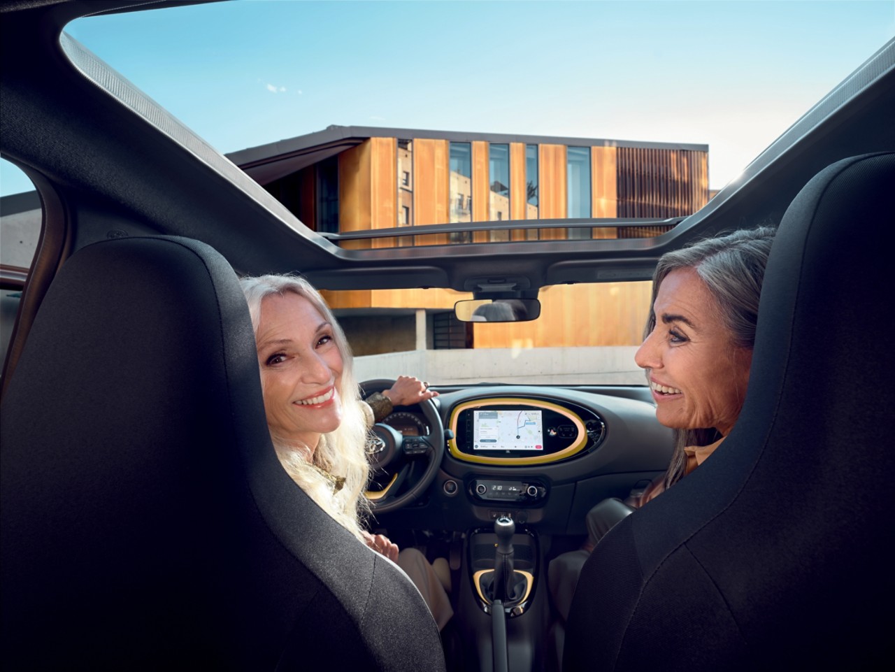 Aygo X Air Rouge Piment lifestyle avec femme