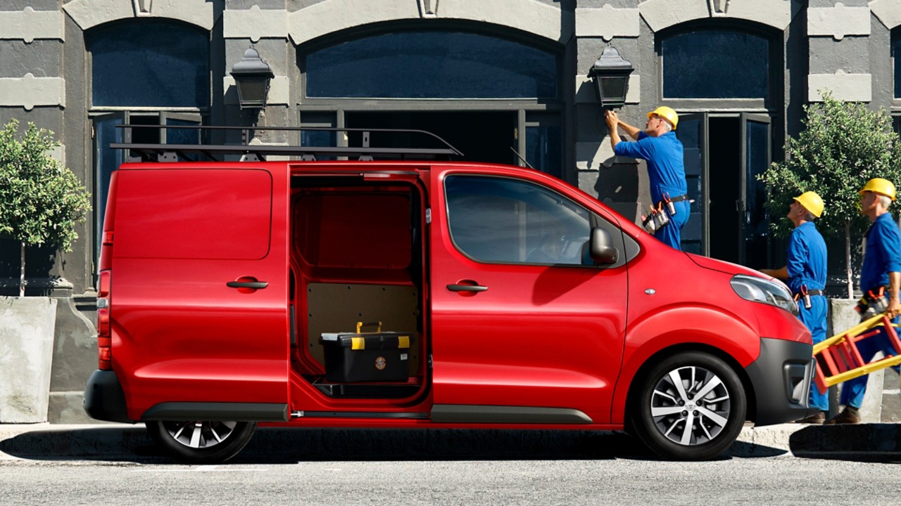 Toyota Proace circulant dans la ville