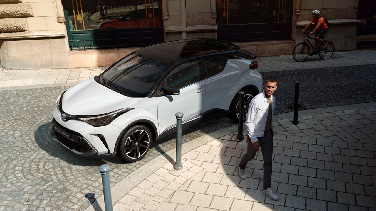 Toyota C-HR modèle 2022 bi ton améthyste avec piéton