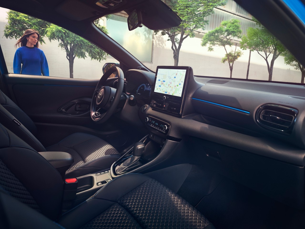 Toyota Yaris vue intérieure tableau de bord écran connecté