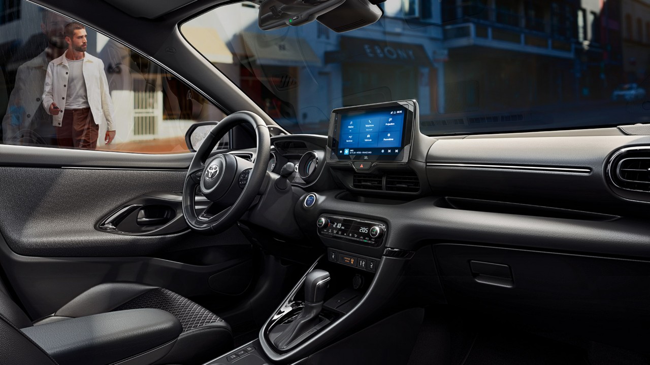 Toyota Yaris vue intérieure tableau de bord écran connecté