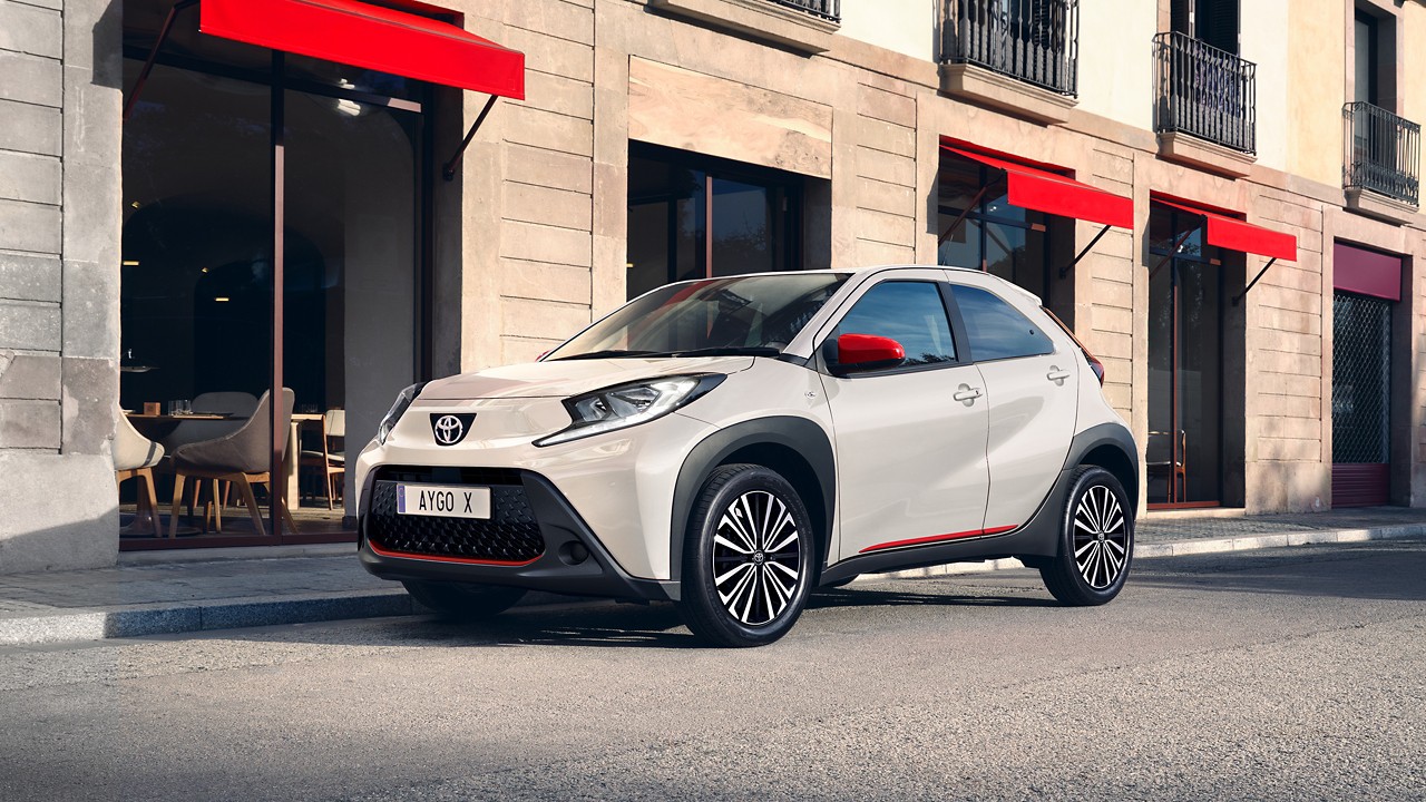 Aygo X blanche stationnée dans la ville