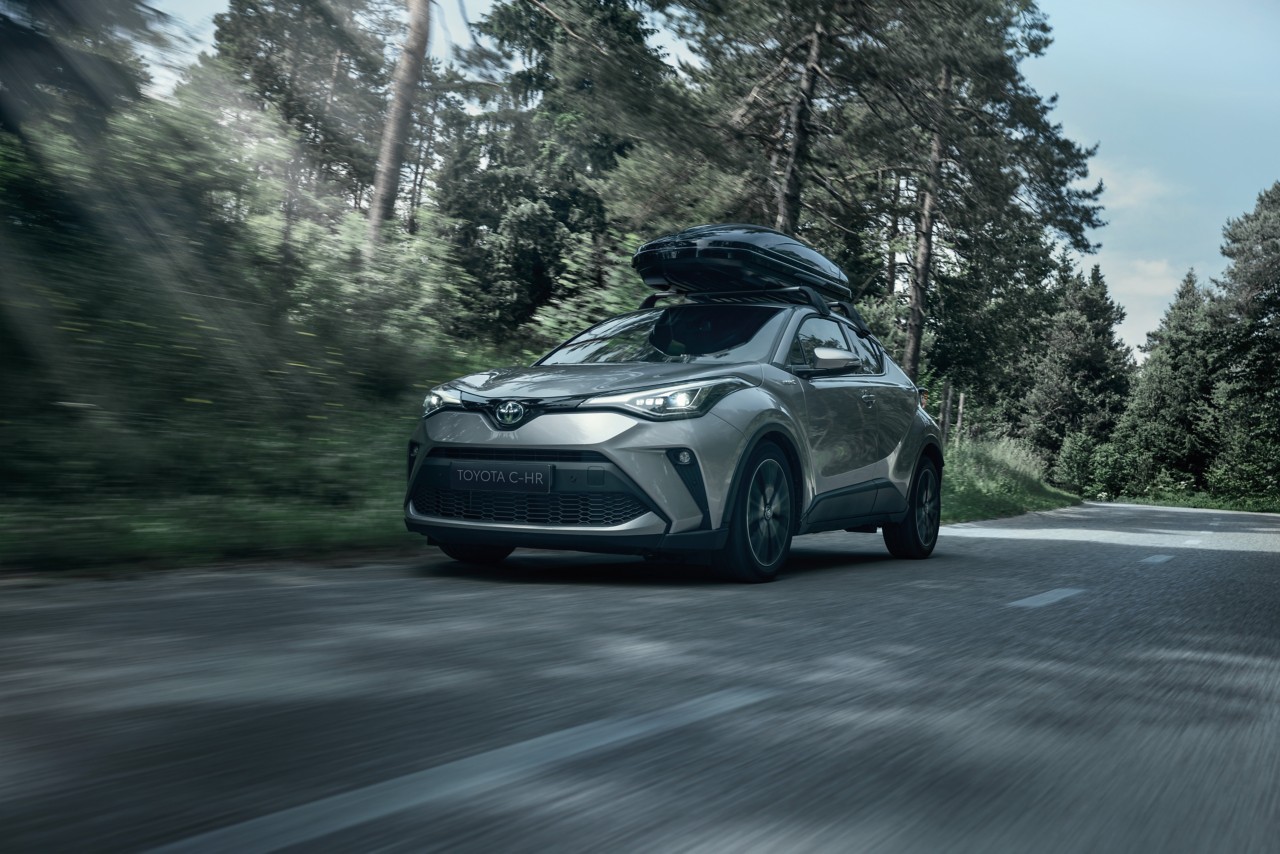 Toyota c-hr dans une route