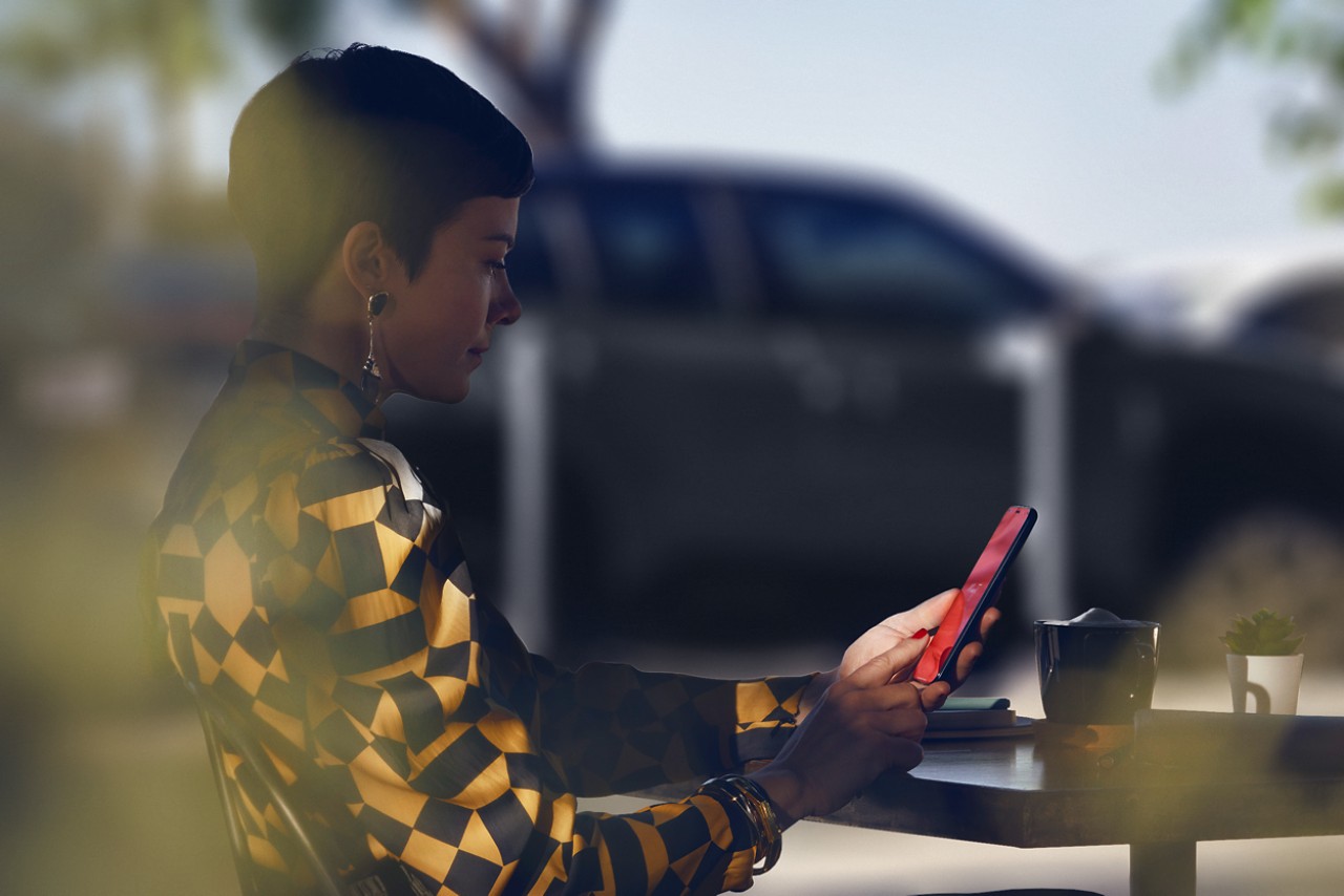 Femme sur son téléphone