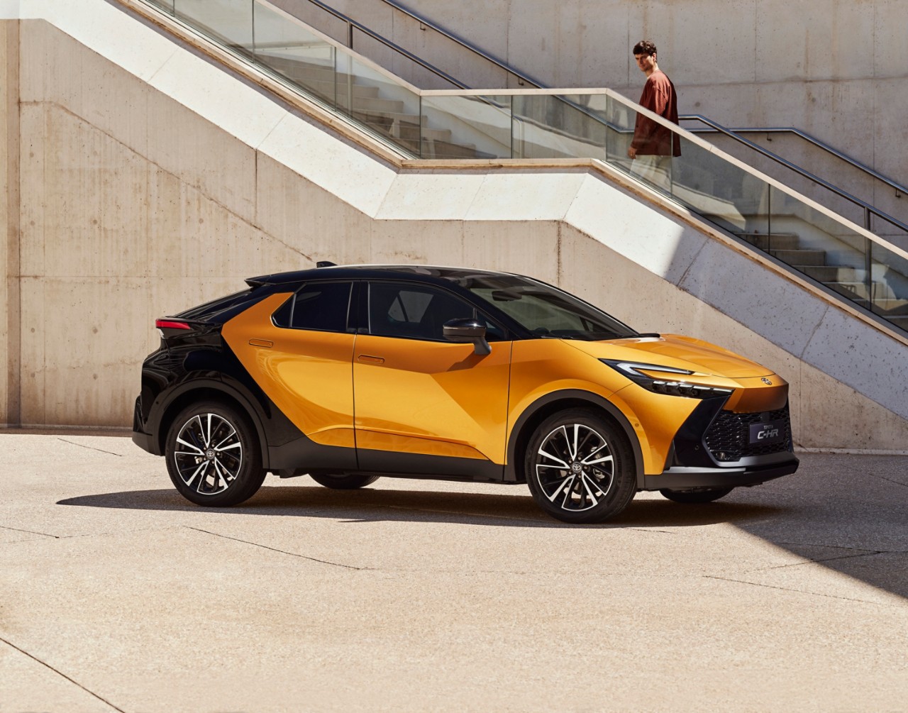 Toyota C-HR jaune stationné