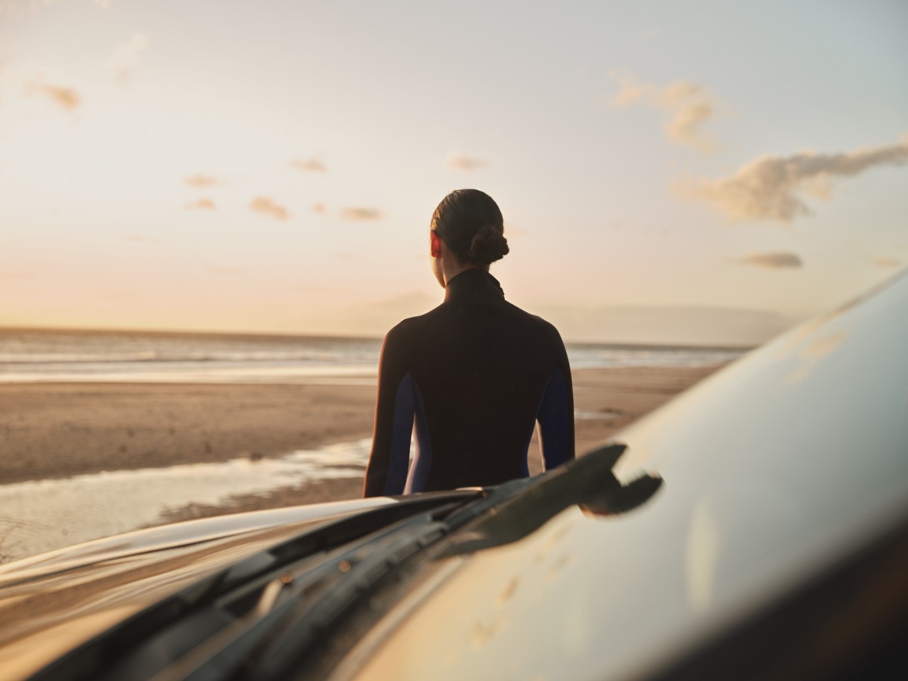 Toyota toujours plus loin femme sur une plage