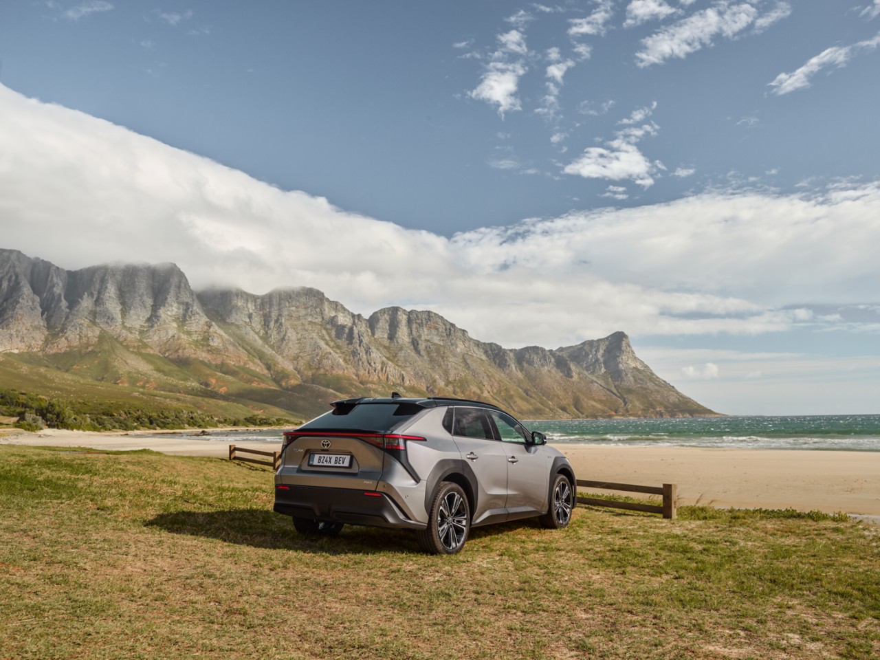 Toyota bZ4X dans un paysage en bord de mer 